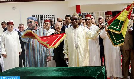 Sa Majesté le Roi Mohammed VI, accompagné du Président de la République de Guinée, le Pr. Alpha Condé, procède, mardi (04/03/14) dans la commune de Matam à Conakry, au lancement de plusieurs projets immobiliers portant sur la construction de trois complexes résidentiels de 3000 logements. (MAP/Ayouchi Mounir)